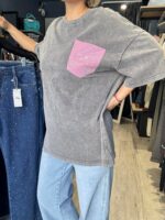 Άνετη κοντομάνικη μπλούζα σε μοντέρνα plus size γραμμή