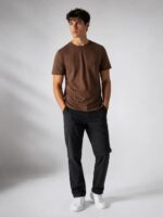 Άνδρας που φορά Καφέ Ανδρικό T-Shirt Basic Premium σε casual εμφάνιση