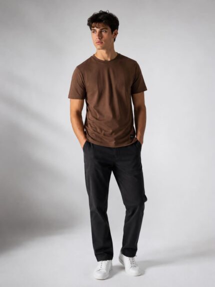 Άνδρας που φορά Καφέ Ανδρικό T-Shirt Basic Premium σε casual εμφάνιση