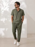 Ανδρικό λαδί σετ Mao Collar με κοντομάνικο πουκάμισο και casual παντελόνι σε μοντέρνο καλοκαιρινό look